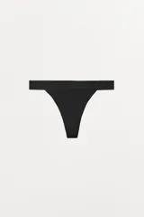 Tanga negra de tiro alto confeccionada en mezcla de viscosa con cintura elástica.