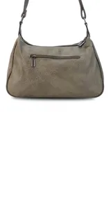 Cartera bandolera negra de cuero sintético con correa extensible. Tiene dos compartimentos principales con cierre, un bolsillo trasero con cierre y dos bolsillos frontales, uno con botón y otro con cierre.