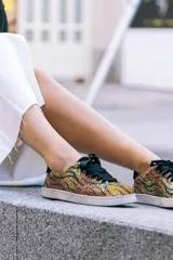 Zapatillas deportivas con estampado de tigre, cordones de raso negros y detalles en ante negro en el talón.