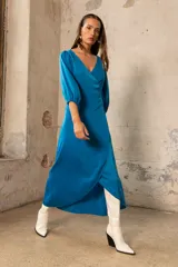 Vestido midi cruzado color azul eléctrico, con escote en V y mangas 3/4 abullonadas.