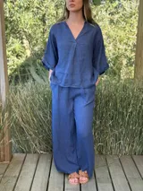 Pantalón negro de lino, corte ancho, con cintura elástica y bolsillos laterales.