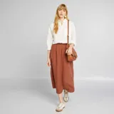 Camisa blanca de lino con mangas largas y bolsillo en el pecho.