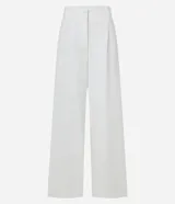 Pantalón pantalona blanco de corte sastrero, confeccionado en poliéster y elastano, con cintura ancha con trabillas y pliegues delanteros.