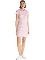 Vestido corto Tommy Hilfiger a rayas horizontales rosas y blancas, con cuello tipo chomba y tapeta de botones. Logo de la marca bordado en el pecho. Corte slim.