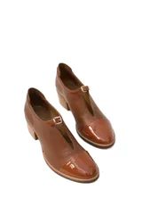 Zapatos acordonados de cuero color caramelo con puntera de charol y taco de madera.