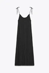 Vestido midi negro de satén con tirantes finos ajustables y escote redondo.