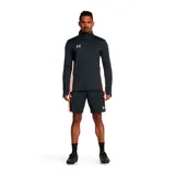 Short deportivo Under Armour Challenger Knit para hombre, color negro con detalles en salmón en los laterales y cintura elástica.