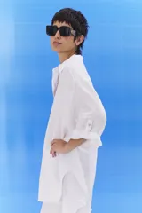 Camisa color beige de lino, de corte amplio, con cuello clásico y mangas 3/4.