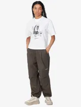 Camiseta de manga corta color blanco con estampado gráfico humorístico en el frente, de ajuste holgado.