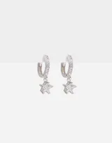 Aros argolla plateados con dije de estrellas con cubic zirconia y cierre click.