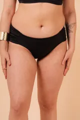 Bombacha de bikini tiro alto color azul marino, con frunce en los costados y confeccionada con fibra LYCRA® XTRA LIFE™.