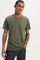 Remera verde oliva de corte clásico con logo de Levi's en el pecho.