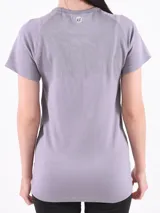 Remera negra de corte clásico y mangas cortas.
