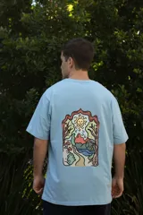 Remera blanca de manga corta con cuello redondo y estampado de tres hongos rojos y la palabra "Tuya" en el frente.