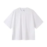 Remera blanca de corte cuadrado y mangas cortas.