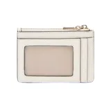 Billetera pequeña Guess modelo Alisha, color blanco, con textura tejida tipo trenzado y cierre superior con cremallera dorada. Presenta el logo triangular de Guess en metal dorado al frente.