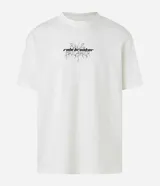 Remera de corte relaxed, color crema, con cuello redondo y mangas cortas. Presenta un estampado en la espalda con un ángel y la frase "Rule Breaker".