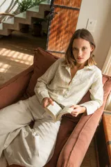 Camisa de lino con estampado de flores liberty y aplique bordado de flor de encaje.