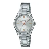 Reloj análogo Casio para mujer, con caja y brazalete de acero inoxidable color plateado. Esfera plateada con marcadores de hora en relieve y números romanos en las posiciones 12 y 6. Las agujas son de color oro rosado.