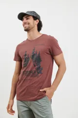 Remera verde militar de algodón con cuello redondo y manga corta. Estampado frontal con diseño de montañas y texto en color negro.
