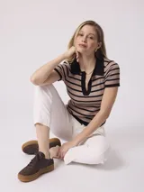 Pantalón capri blanco con costuras a la vista.