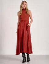 Vestido maxi marca Elan con diseño combinado, torso de tejido acanalado sin mangas y cuello alto, y falda larga de satén de caída fluida.