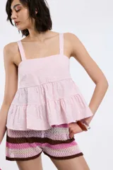 Top rosado con textura arrugada, breteles anchos y corte escalonado con volados.