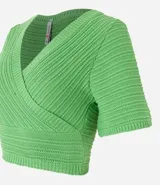 Blusa cropped de punto color verde, con escote cruzado en V y mangas cortas.