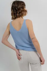 Musculosa tejida color azul eléctrico con hilo brillante, escote en “V” delantero y trasero.