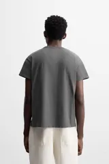 Camiseta azul oscuro de corte slim fit con mangas cortas y cuello redondo.
