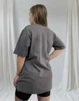 Remerón gris con estampado de hibisco azul y texto en color negro.