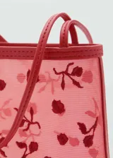 Bolso tipo tote de malla color rojo con bordado de flores.