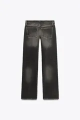 Pantalón de jean celeste claro, de tiro bajo, corte wide leg y largo hasta el tobillo. Tiene cinco bolsillos, cierre frontal con cremallera y botón metálico.