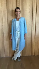 Kimono celeste de corte recto y mangas 3/4.