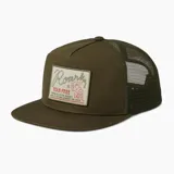 Gorro trucker color verde oliva con paneles frontales rígidos y paneles traseros de malla. Parche rectangular cosido en el frente con logo de la marca y texto "Roam Free".