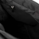 Bolso tipo tote negro de poliéster con doble asa corta con estampado de letras y correa larga regulable. Tiene cierre superior, bolsillo frontal con cierre, dos bolsillos laterales abiertos, bolsillo interno con cierre y dos bolsillos internos abiertos.