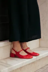 Zapato tipo Mary Jane color rojo, de cuero, con taco forrado de 6 cm y diseño cómodo.