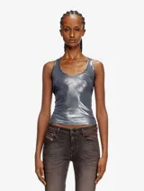 Musculosa Diesel entallada, color gris plateado metalizado, con cuello redondo y espalda deportiva.