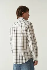 Camisa de manga larga a cuadros rojos y negros, de corte slim fit, con cuello abotonado y logo bordado en el pecho. Confeccionada en algodón.