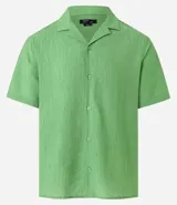 Camisa de hombre color verde claro, corte slim, de manga corta y cuello inglés. Confeccionada en viscosa texturizada.
