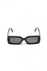 Lentes de sol rectangulares color burdeos con protección UV.