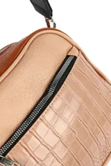 Bandolera negra con correa ajustable y textura simil cuero de cocodrilo.