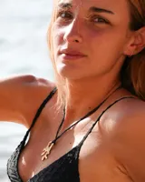 Collar con dije de bronce macizo con forma orgánica o de coral, suspendido de un hilo de seda natural color naranja.