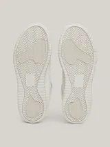 Zapatillas urbanas Tommy Jeans blancas con detalles metalizados en el talón, logo de la marca en el lateral y suela de plataforma.