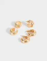 Set de aros que incluye tres argollas y dos earcuffs estilo chunky de metal dorado.