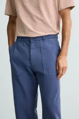 Pantalón de hombre color azul marino, de corte recto (straight fit), confeccionado en tela canvas de algodón. Presenta bolsillos frontales de plastrón y bolsillos traseros de plastrón con solapa.