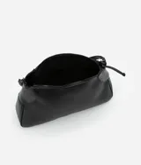 Bolso de hombro negro con textura croco, confeccionado en poliuretano. Cuenta con cierre de hebilla, asa de mano y correa larga desmontable.