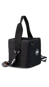 Matera negra acolchada con costuras horizontales, doble asa de mano y correa de hombro regulable con mosquetones. Tiene un bolsillo interno y logo circular de la marca en el frente.