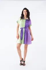 Vestido corto con corte a la rodilla, con diseño color block en verde claro y violeta, con cuello camisero, mangas cortas y cinturón de la misma tela.