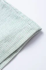 Camisa de manga corta celeste con rayas verticales blancas, cuello clásico, cierre frontal con botones y bolsillo de parche en el pecho.